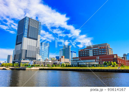 東京　江東区豊洲の都市風景　豊洲ぐるり公園沿いのタワーマンション 93614167