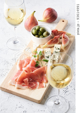 生ハム、チーズ、無花果、オリーブの盛り合わせ　イタリアンアペタイザー 93614991