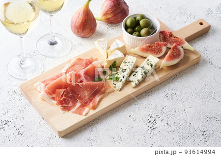 生ハム、チーズ、無花果、オリーブの盛り合わせ イタリアンアペタイザー 生ハム、チーズ、無花果、オリーブの盛り合わせ イタリアンアペタイザー 93614994
