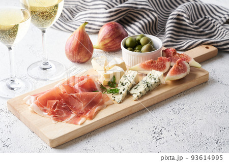 生ハム、チーズ、無花果、オリーブの盛り合わせ イタリアンアペタイザー 生ハム、チーズ、無花果、オリーブの盛り合わせ イタリアンアペタイザー 93614995