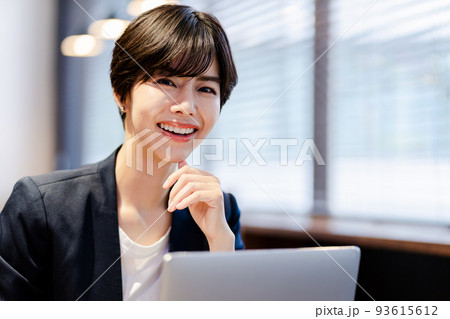 ビジネスウーマン、カフェ、テレワーク 93615612