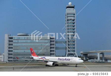 関西国際空港の管制塔ビルと、2016年に解散したトランスアジア航空の旅客機 93615643