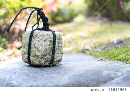 立ち入り禁止を表示する日本庭園の止め石 立ち入り禁止を表示する日本庭園の止め石 93615963