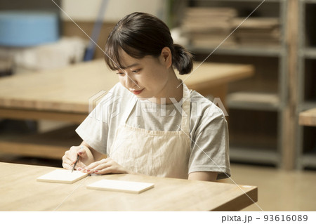 ハンドメイド　クリスマスカードを手作りする女性 93616089