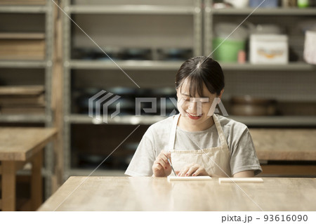 ハンドメイド クリスマスカードを手作りする女性 ハンドメイド クリスマスカードを手作りする女性 93616090