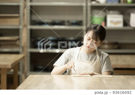ハンドメイド　クリスマスカードを手作りする女性 93616092