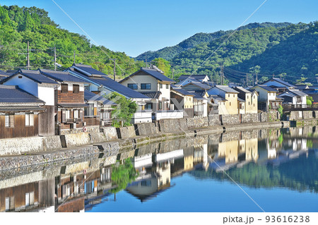 【川面に映る平福の町屋群】 兵庫県佐用郡佐用町平福 93616238