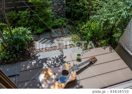 ギターと過ごす時間 蛇篭(ガビオン)のある小さな庭で ギターと過ごす時間 蛇篭(ガビオン)のある小さな庭で 93616550