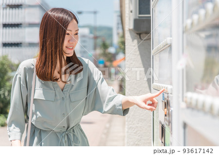 自販機で飲み物を買うアジア人ビジネスウーマン 自販機で飲み物を買うアジア人ビジネスウーマン 93617142
