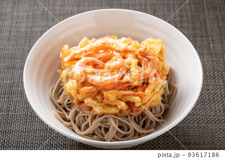 ぶっかけそば(海老かき揚げ天ぶっかけ)。 ぶっかけそば(海老かき揚げ天ぶっかけ)。 93617186