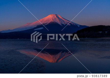 山中湖からの紅富士の水鏡 山中湖からの紅富士の水鏡 93617389