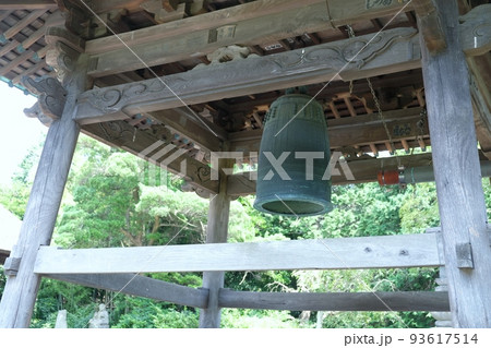 朱塗りの反橋が目を引く横浜市金沢区所在の称名寺 93617514