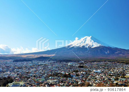 山梨県　富士吉田市の街と青空の富士山 93617864