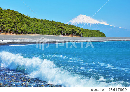 静岡県　三保の松原　青空の富士山と海 93617869