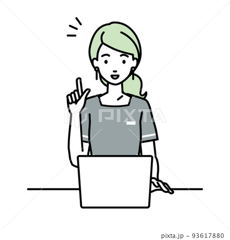 デスクで座ってPCを開いて何かひらめいエステ店員・受付・接客係の女性 93617880