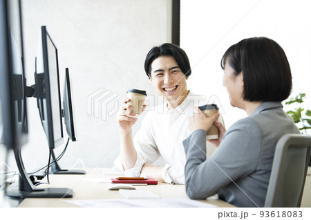 オフィスで話す男性社員 オフィスで話す男性社員 93618083
