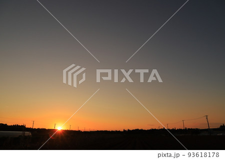 夕焼け空と田園風景 夕焼け空と田園風景 93618178