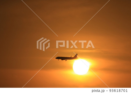 夕日と飛行機 93618701