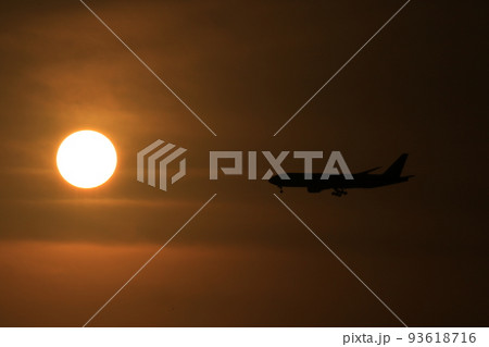 夕日と飛行機 夕日と飛行機 93618716