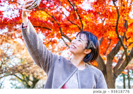 紅葉で自撮りする若い女性 紅葉で自撮りする若い女性 93618776