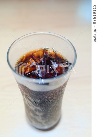 細長いグラスに入った結露するほど冷たいアイスコーヒー 細長いグラスに入った結露するほど冷たいアイスコーヒー 93619115