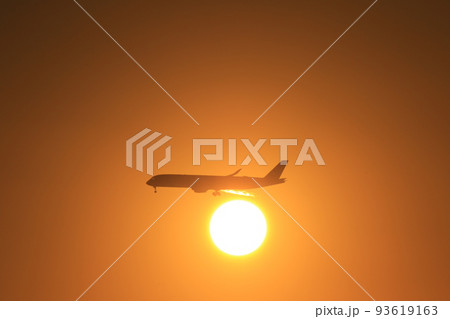 飛行機と夕日 飛行機と夕日 93619163