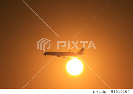 飛行機と夕日 飛行機と夕日 93619164
