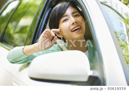 車を運転する若い女性 93619359