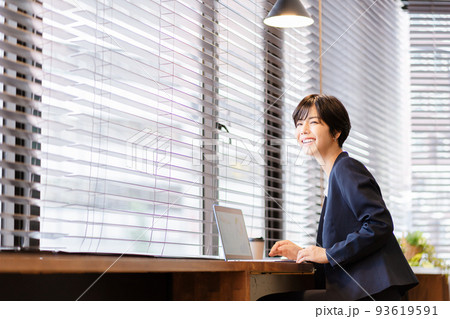 ビジネスウーマン、カフェ、テレワーク 93619591
