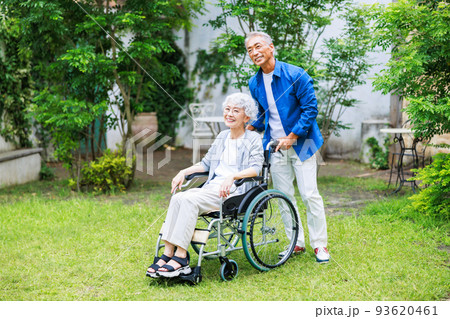 妻の車椅子を押す夫 シニア家族 妻の車椅子を押す夫 シニア家族 93620461