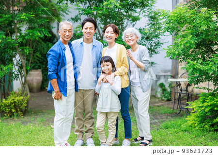 三世代家族の仲良しポートレート 三世代家族の仲良しポートレート 93621723