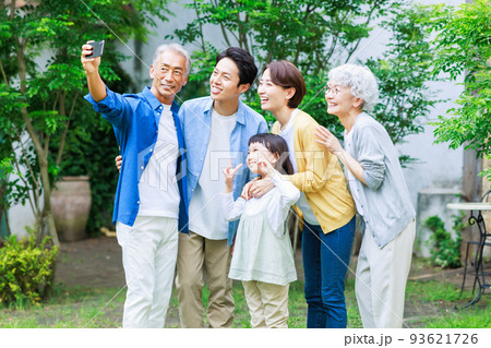 仲良くスマホで自撮り  三世代家族 93621726