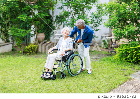 妻の車椅子を押す夫 シニア家族 93621732