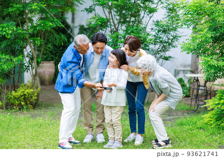 三世代家族の仲良しポートレート 93621741