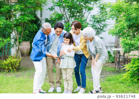 三世代家族の仲良しポートレート 93621748