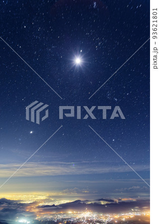 富士山山頂から見る星空・月と湘南の明かり 93621801
