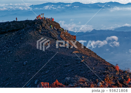富士山山頂でご来光を待つ登山者と奥秩父の山並み 富士山山頂でご来光を待つ登山者と奥秩父の山並み 93621808