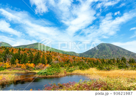 【青森県八甲田山】紅葉に映える睡蓮沼と北八甲田連峰。八甲田は日本有数の紅葉スポットと言われる。 【青森県八甲田山】紅葉に映える睡蓮沼と北八甲田連峰。八甲田は日本有数の紅葉スポットと言われる。 93621987