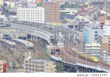 小倉駅を発車する山陽新幹線・923形・ドクターイエロー 93622343
