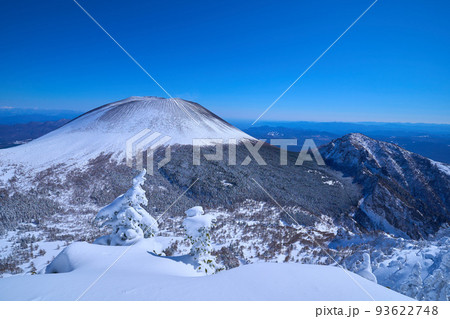 冬の長野県と群馬県の県境にある浅間山を黒斑山(くろふやま)山頂から眺める 93622748
