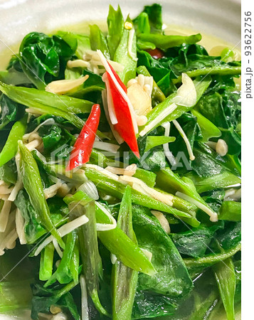 中国家庭料理・紫角叶炒金針菇(ツルムラサキとエノキの中華炒め煮) 中国家庭料理・紫角叶炒金針菇(ツルムラサキとエノキの中華炒め煮) 93622756
