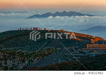 富士山山頂でご来光を見る人と雲上の八ヶ岳 93622962