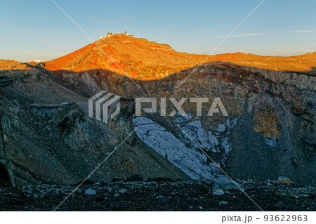 朝日差す富士山・剣ヶ峰と火口 朝日差す富士山・剣ヶ峰と火口 93622963