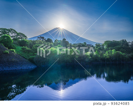 新緑とダブルダイヤモンド富士山 93624085