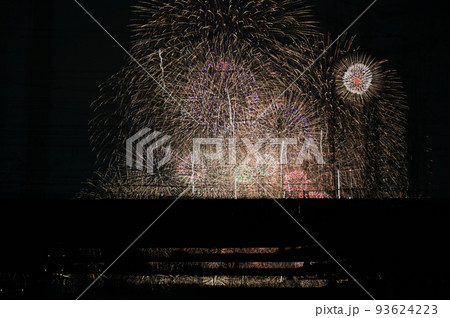 淀川の花火と新幹線高架橋(多重露出) 淀川の花火と新幹線高架橋(多重露出) 93624223