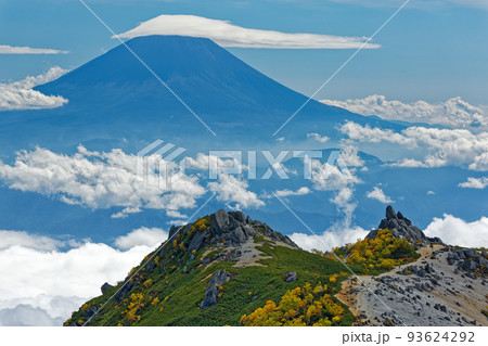 南アルプス・鳳凰三山・観音岳から見る富士山と薬師岳の岩峰 93624292