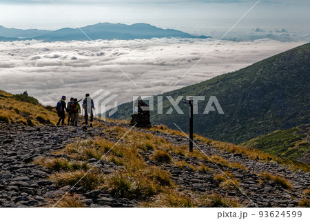八ヶ岳連峰・硫黄岳稜線を行く登山者と雲上の奥秩父 93624599