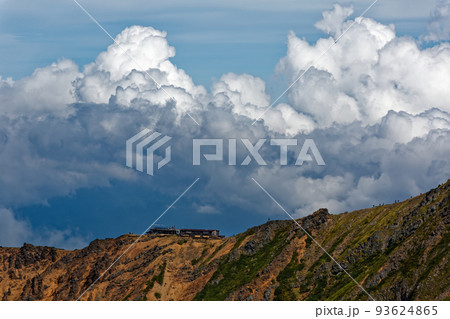 八ヶ岳連峰・阿弥陀岳から見る赤岳稜線と湧く雲 93624865