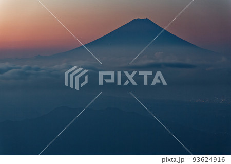 八ヶ岳連峰・天女山から見る夜明けの富士山 93624916