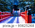 朱塗りの橋と雪 93625268